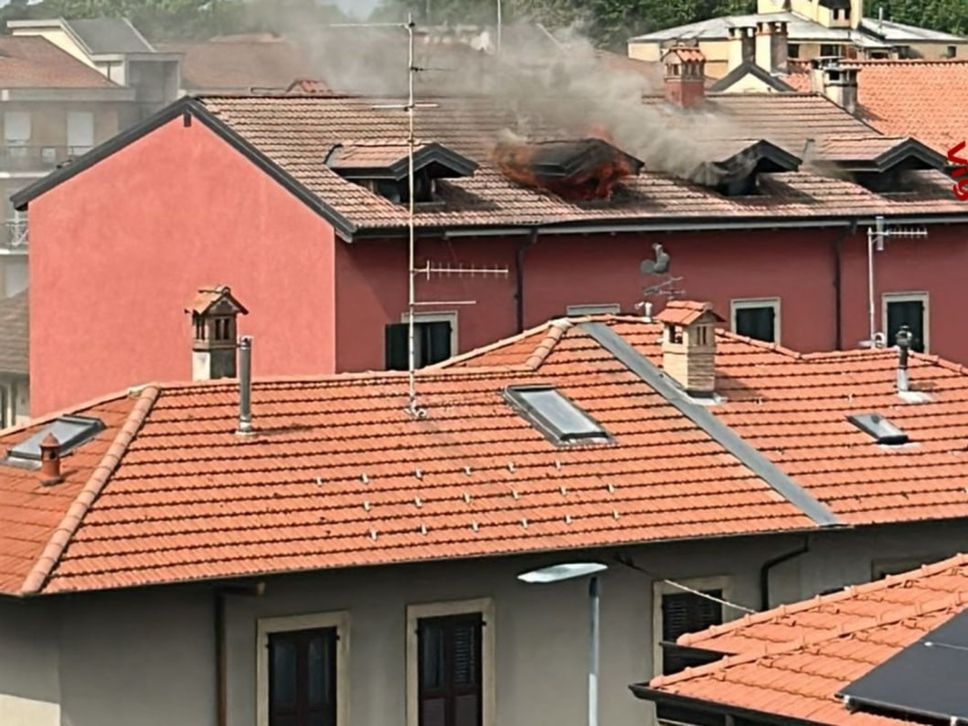 Incendio in via San Giovanni Bosco a Bergamo: evacuate 13 persone, strada riaperta alle 16.30 - Foto e video