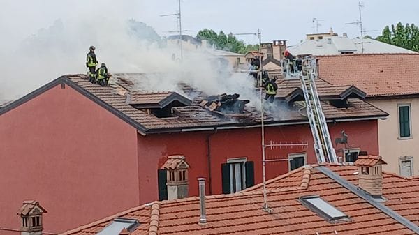 Incendio in via San Giovanni Bosco a Bergamo: fiamme sul tetto, evacuate 13 persone - Foto e video