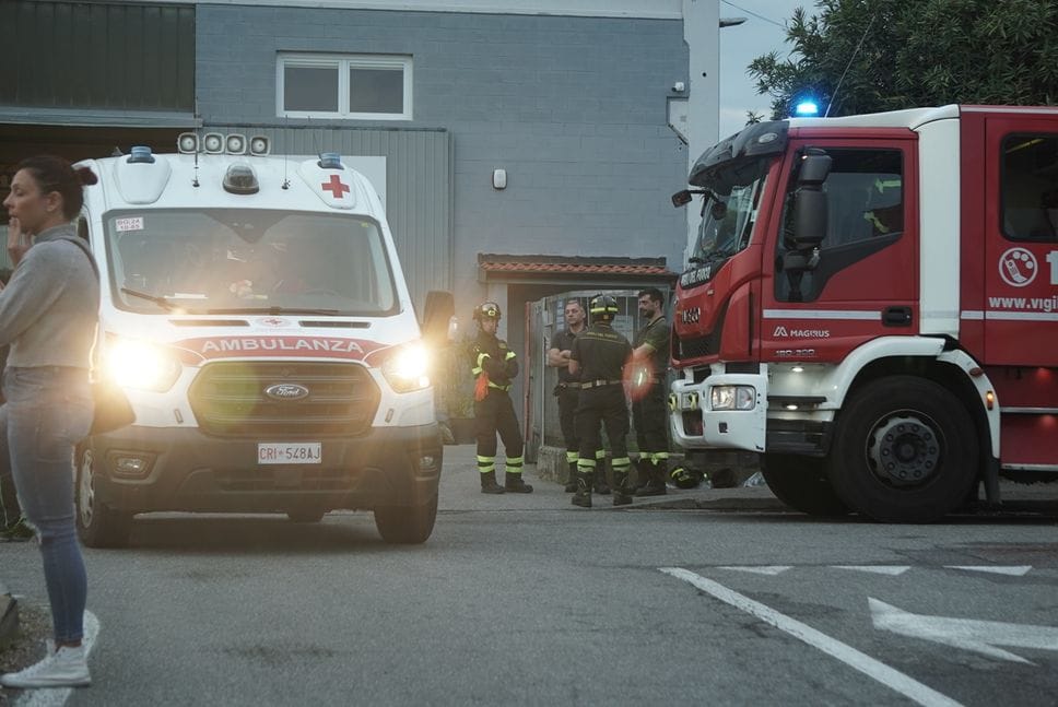 Esalazioni nella cisterna, restano gravi i due operai di Brusaporto