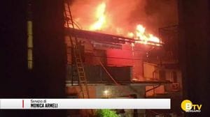 Gorlago, un incendio ha pesantemente danneggiato un'abitazione, tredici persone evacuate