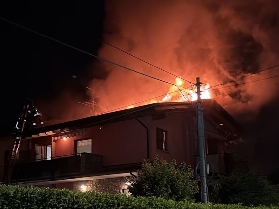 Incendio in una villetta a Gorlago, tetto distrutto: evacuati i residenti - Il video e le foto