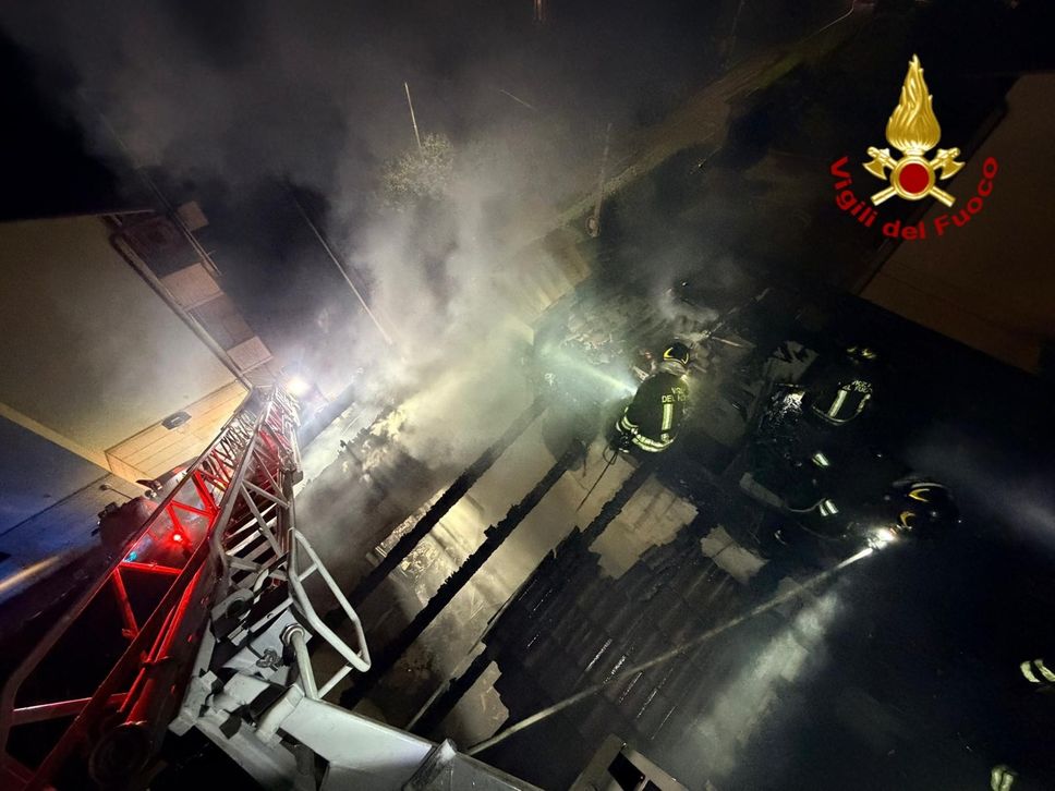 Incendio in una villetta a Gorlago, tetto distrutto: evacuati i residenti - Il video e le foto