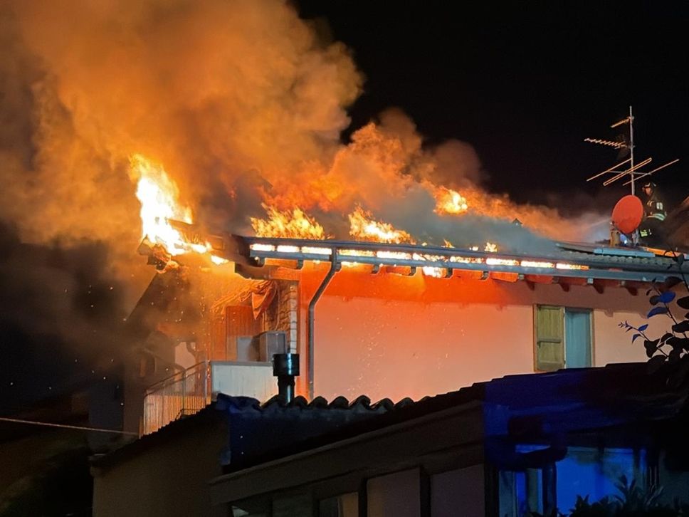 Incendio in una villetta a Gorlago, tetto distrutto: evacuati i residenti - Il video e le foto