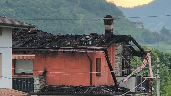 https://storage.ecodibergamo.it/media/photologue/2026/4/29/photos/cache/incendio-in-una-villetta-a-gorlago-tetto-distrutto-evacuati-i-residenti-il-v_3715da9a-43a3-11f1-9395-70e5709b0ba3_1920_1080_v3_large_16_9.jpg