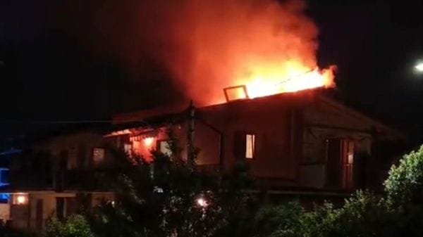 Incendio in una villetta a Gorlago, tetto distrutto: evacuati i residenti - Il video