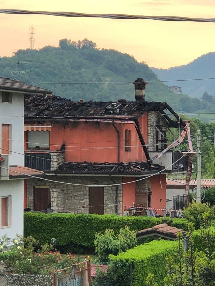 Incendio in una villetta a Gorlago, tetto distrutto: evacuati i residenti - Il video e le foto
