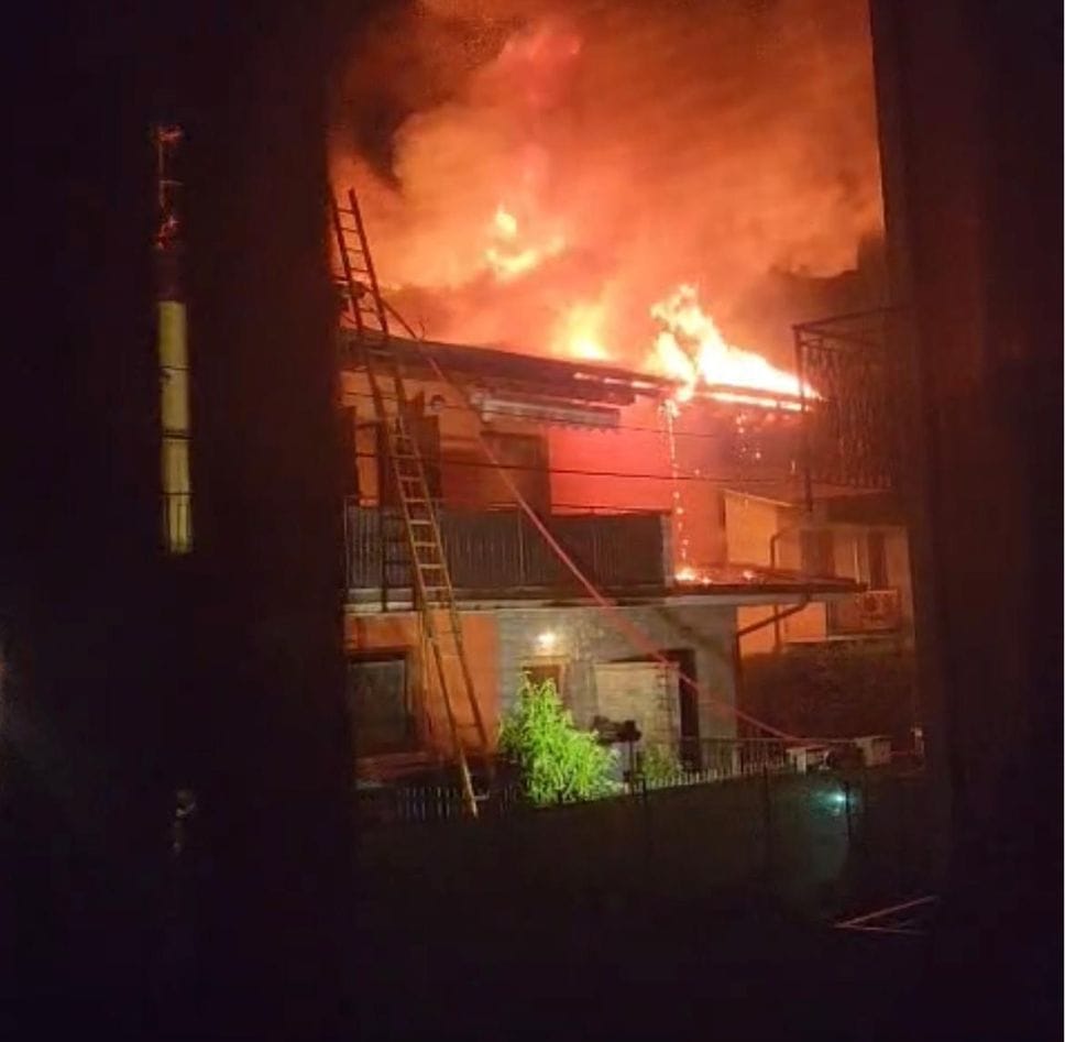 Incendio in una villetta a Gorlago, tetto distrutto: evacuati i residenti - Il video e le foto