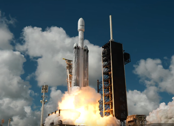 Lanciato il razzo Falcon Heavy di SpaceX, dpo una pausa di 18 mesi