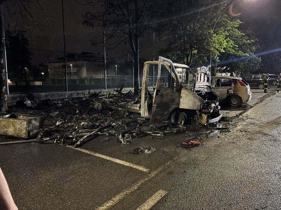 Monterosso, rogo nel parcheggio del campo da calcio. Alte fiamme, vetture distrutte