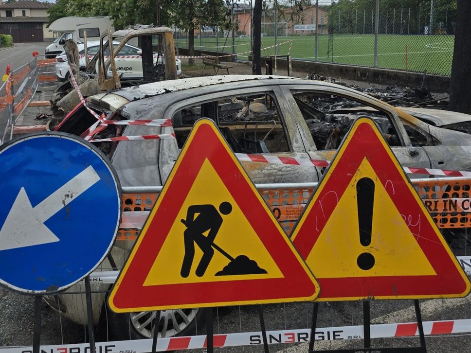 Monterosso, rogo nel parcheggio del campo da calcio. Alte fiamme, vetture distrutte - Foto