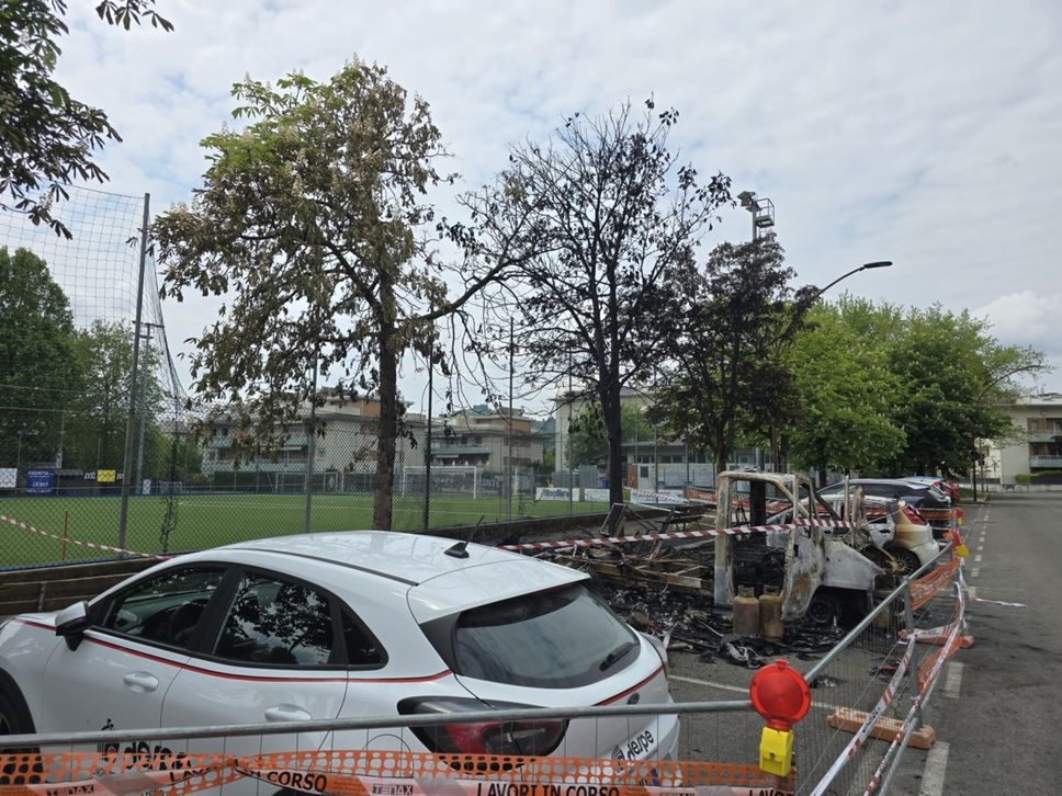 Monterosso, rogo nel parcheggio del campo da calcio. Alte fiamme, vetture distrutte - Foto