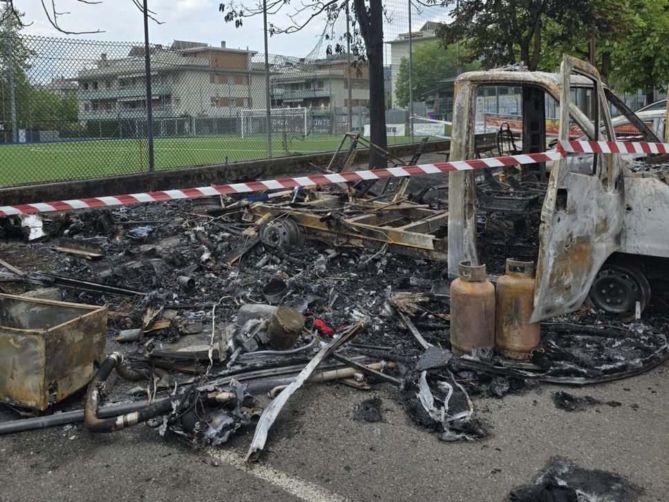Monterosso, rogo nel parcheggio del campo da calcio. Alte fiamme, vetture distrutte - Foto