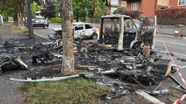 Monterosso, rogo nel parcheggio del campo da calcio. Alte fiamme, vetture distrutte