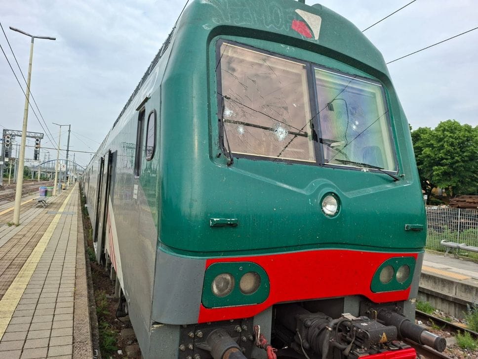 Raid vandalico alla stazione di Treviglio: vetrine distrutte e treno danneggiato. Un uomo denunciato - Foto e video