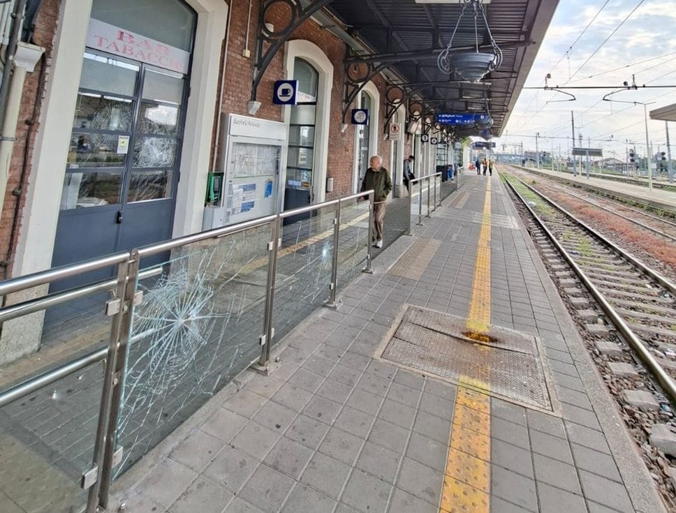 Raid vandalico alla stazione di Treviglio: vetrine distrutte e treno danneggiato. Un uomo denunciato - Foto e video