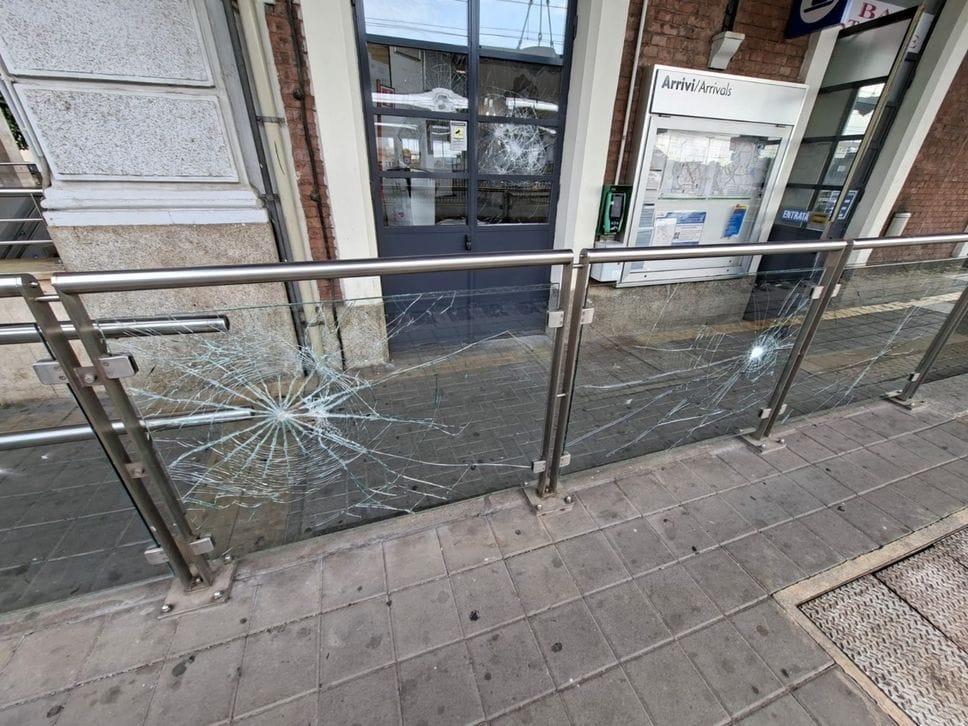 Raid vandalico alla stazione di Treviglio: vetrine distrutte e treno danneggiato. Un uomo denunciato - Foto e video