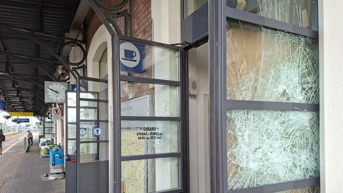 https://storage.ecodibergamo.it/media/photologue/2026/4/29/photos/cache/raid-vandalico-alla-stazione-di-treviglio-vetrine-distrutte-e-treno-danneggiato_ce62f152-43a4-11f1-9395-70e5709b0ba3_1920_1080_v3_large_16_9.jpeg