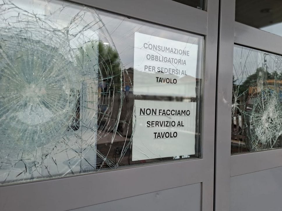 Raid vandalico alla stazione di Treviglio: vetrine distrutte e treno danneggiato. Un uomo denunciato - Foto e video