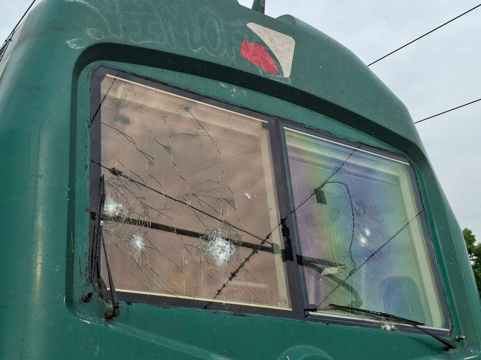Raid vandalico alla stazione di Treviglio: vetrine distrutte e treno danneggiato. Un uomo denunciato - Foto e video