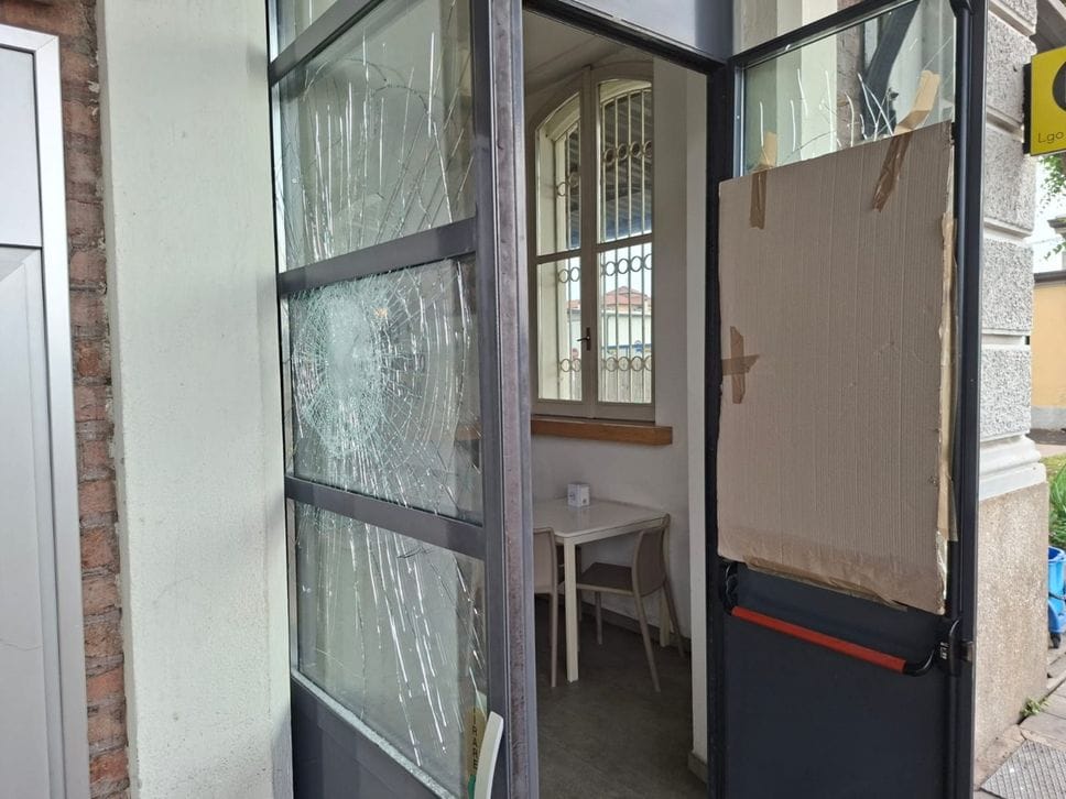 Raid vandalico alla stazione di Treviglio: vetrine distrutte e treno danneggiato. Un uomo denunciato - Foto e video
