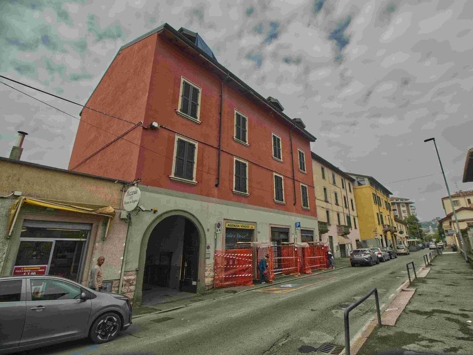 Rogo a Bergamo in via San Giovanni Bosco, ipotesi incenso all’origine del rogo - Foto