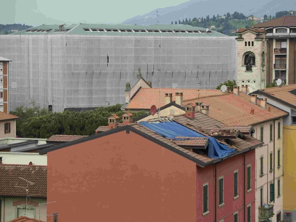 Rogo a Bergamo in via San Giovanni Bosco, ipotesi incenso all’origine del rogo - Foto