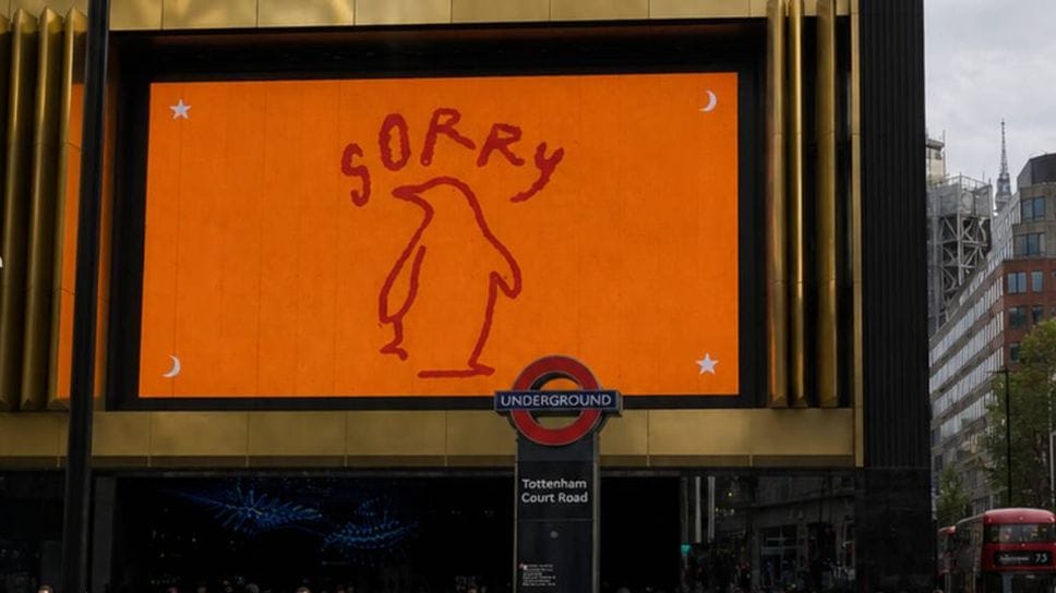 «Sorry», «Scusa», «Lo siento». Dai Pinguini Tattici Nucleari misteriose affissioni in Europa - Foto e video