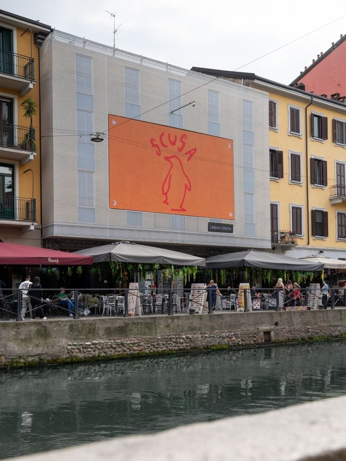 «Sorry», «Scusa», «Lo siento». Dai Pinguini Tattici Nucleari misteriose affissioni in Europa - Foto e video