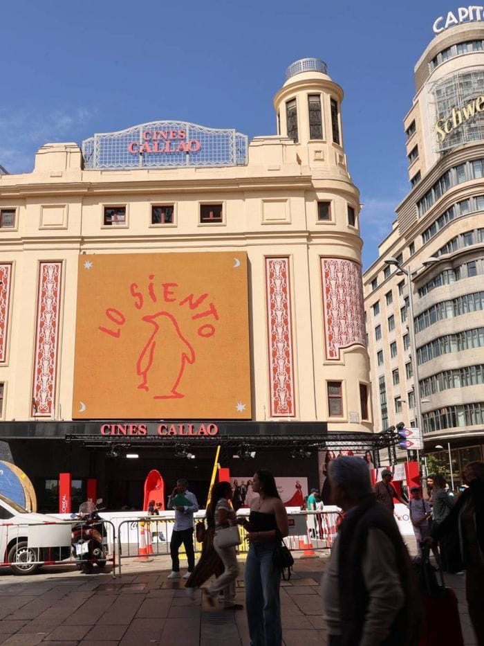 «Sorry», «Scusa», «Lo siento». Dai Pinguini Tattici Nucleari misteriose affissioni in Europa - Foto e video