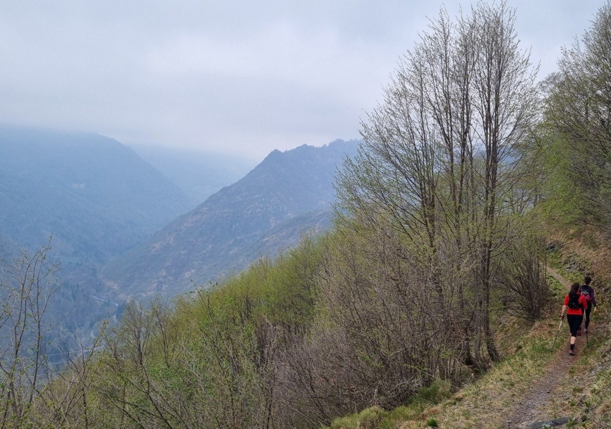 Un trekking nella Valle di Averara tra affreschi, borghi e panorami sul Monte Disner