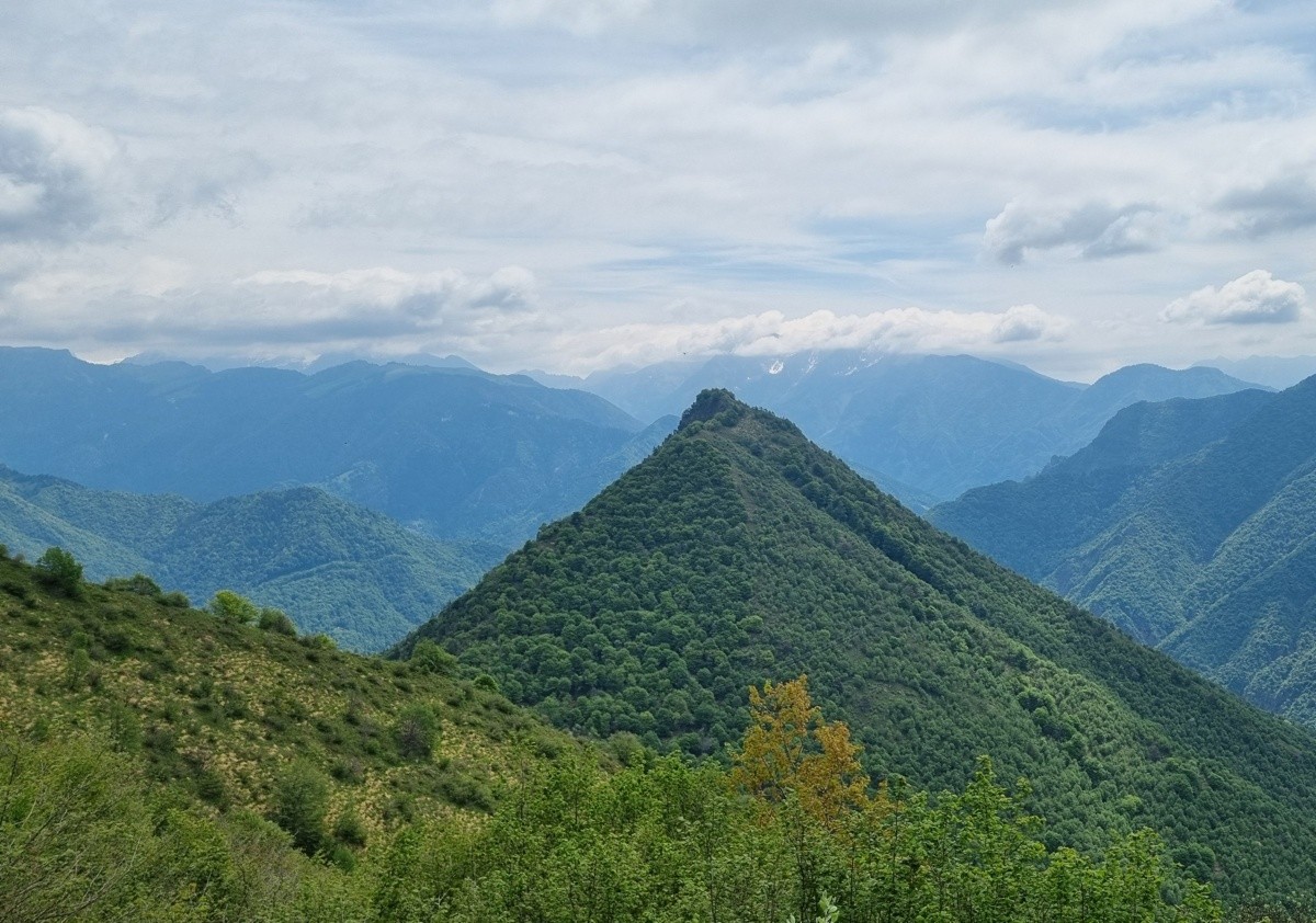 Un trekking nella Valle di Averara tra affreschi, borghi e panorami sul Monte Disner