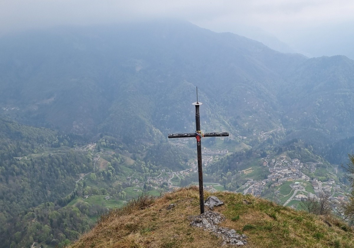 Un trekking nella Valle di Averara tra affreschi, borghi e panorami sul Monte Disner
