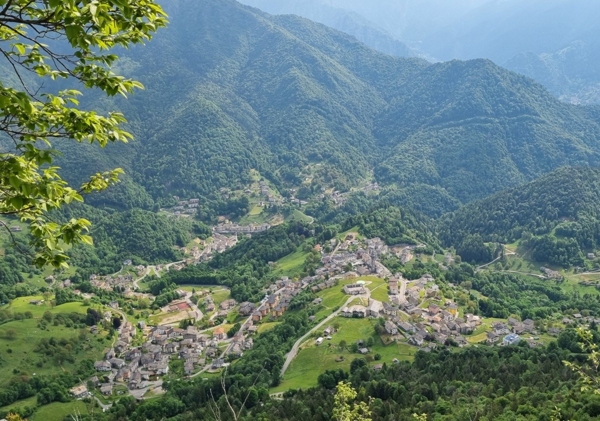 Un trekking nella Valle di Averara tra affreschi, borghi e panorami sul Monte Disner