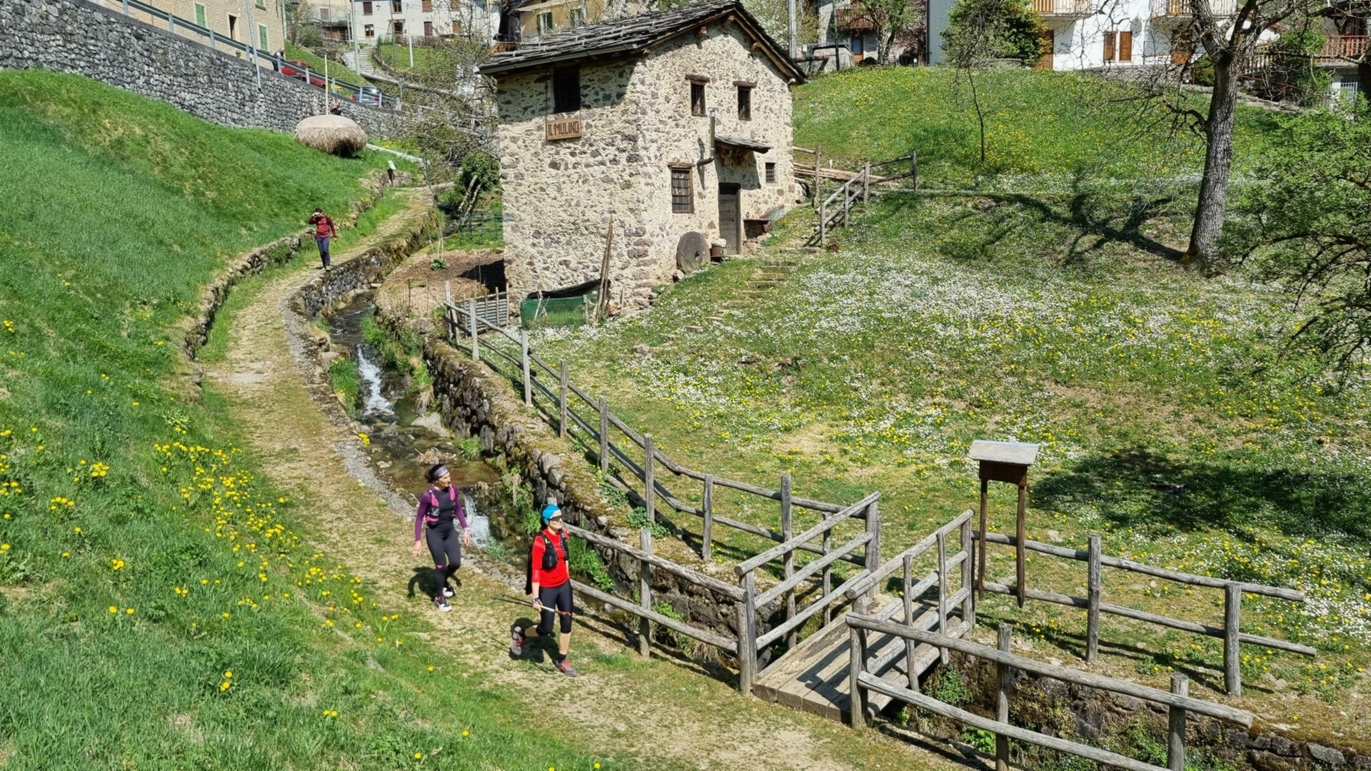 Un trekking nella Valle di Averara tra affreschi, borghi e panorami sul Monte Disner