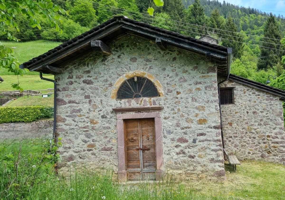 Un trekking nella Valle di Averara tra affreschi, borghi e panorami sul Monte Disner