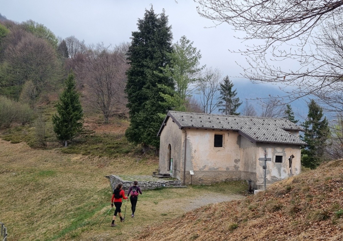 Un trekking nella Valle di Averara tra affreschi, borghi e panorami sul Monte Disner