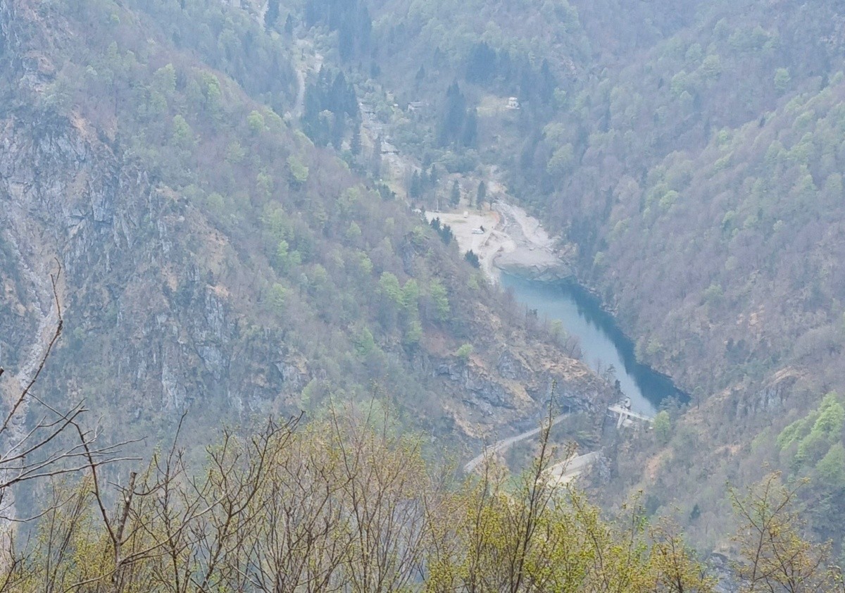 Un trekking nella Valle di Averara tra affreschi, borghi e panorami sul Monte Disner