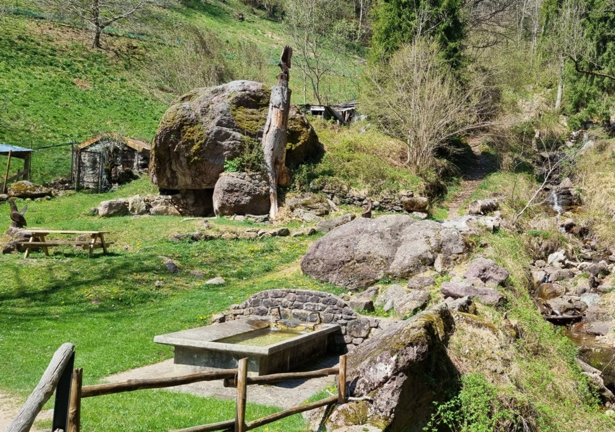 Un trekking nella Valle di Averara tra affreschi, borghi e panorami sul Monte Disner