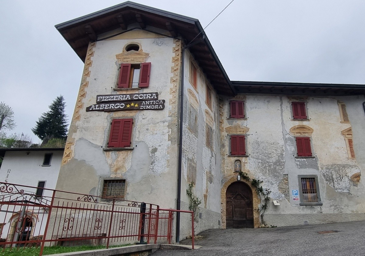 Un trekking nella Valle di Averara tra affreschi, borghi e panorami sul Monte Disner