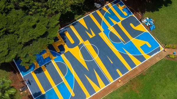 A Nairobi l’arte e il gioco  si incontrano sul campo