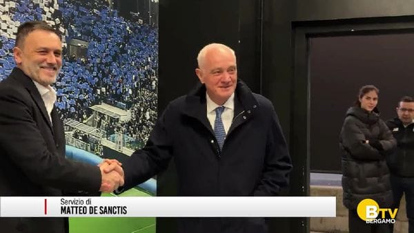 Atalanta, la consegna delle maglie dell'asta benefica del Christmas Match 2025