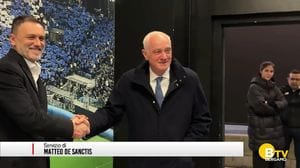 Atalanta, la consegna delle maglie dell'asta benefica del Christmas Match 2025