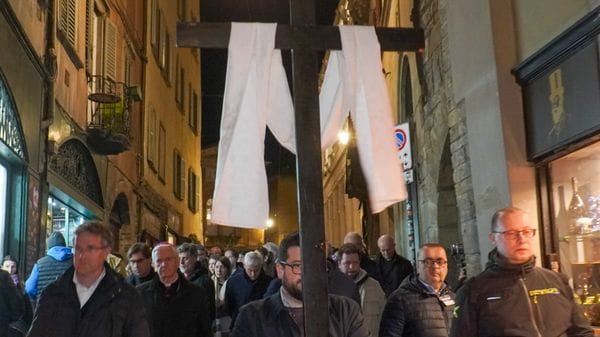 Città Alta, in 500 alla Via Crucis «Solo Dio ci salva»