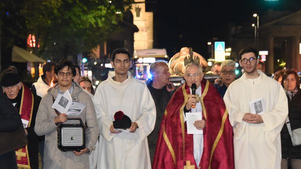 La processione in stazione «Qui i passi si fanno duri»