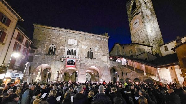 La Via Crucis con il Vescovo: «Gesù ama anche dove l’odio si scatena» - Foto