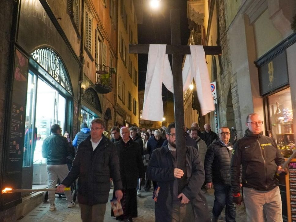 La Via Crucis con il Vescovo: «Gesù ama anche dove l’odio si scatena» - Foto
