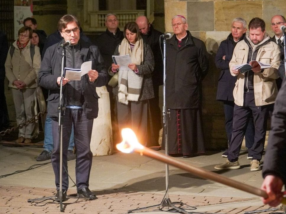 La Via Crucis con il Vescovo: «Gesù ama anche dove l’odio si scatena» - Foto