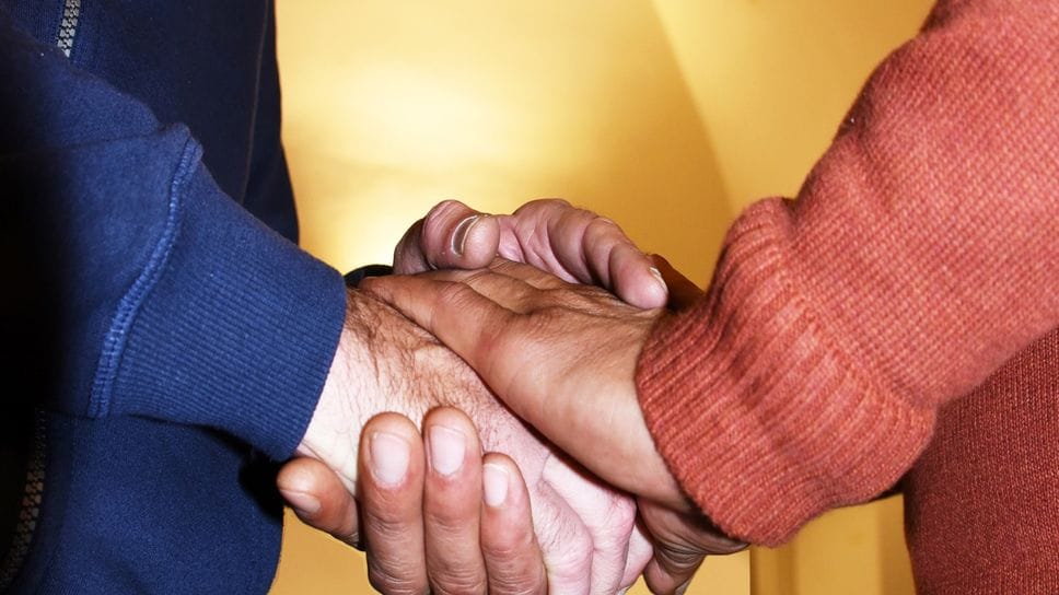 Più di un italiano su 5 a rischio povertà e esclusione. «Risale il reddito medio»