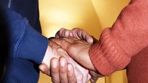 Più di un italiano su 5 a rischio povertà e esclusione. «Risale il reddito medio»