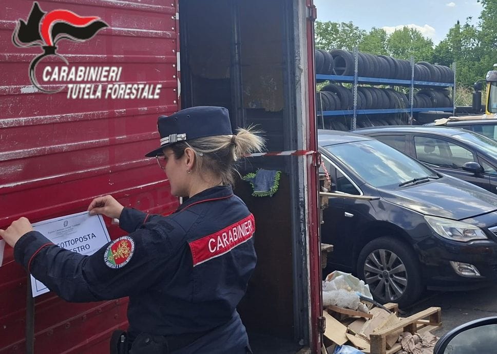 Illeciti ambientali in un’autofficina della Val Calepio: sequestrato deposito incontrollato di rifiuti